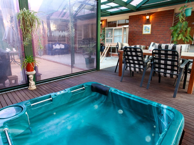 16 Sherwood Drive, Flora Hill VIC 3550