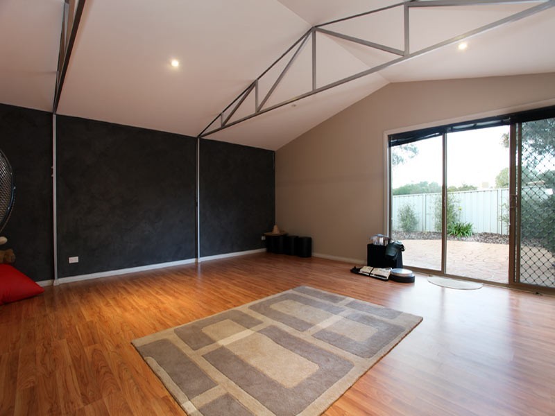 16 Sherwood Drive, Flora Hill VIC 3550