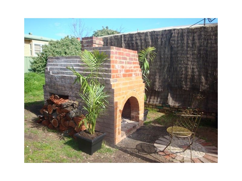 11 Dean Street, Kangaroo Flat VIC 3555