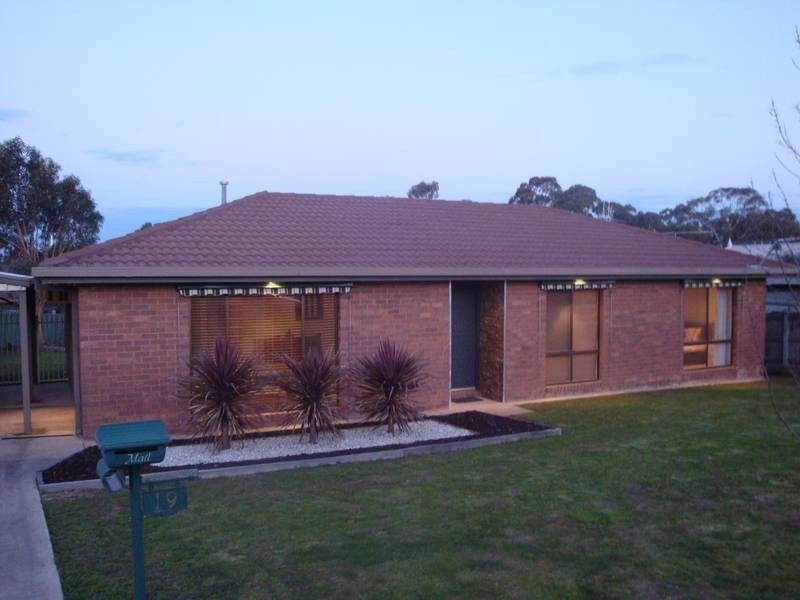 19 William Drive, Kangaroo Flat VIC 3555
