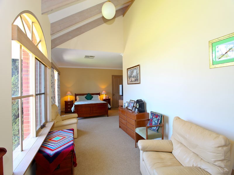 24 Crook Street, Kennington VIC 3550