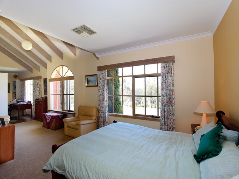 24 Crook Street, Kennington VIC 3550