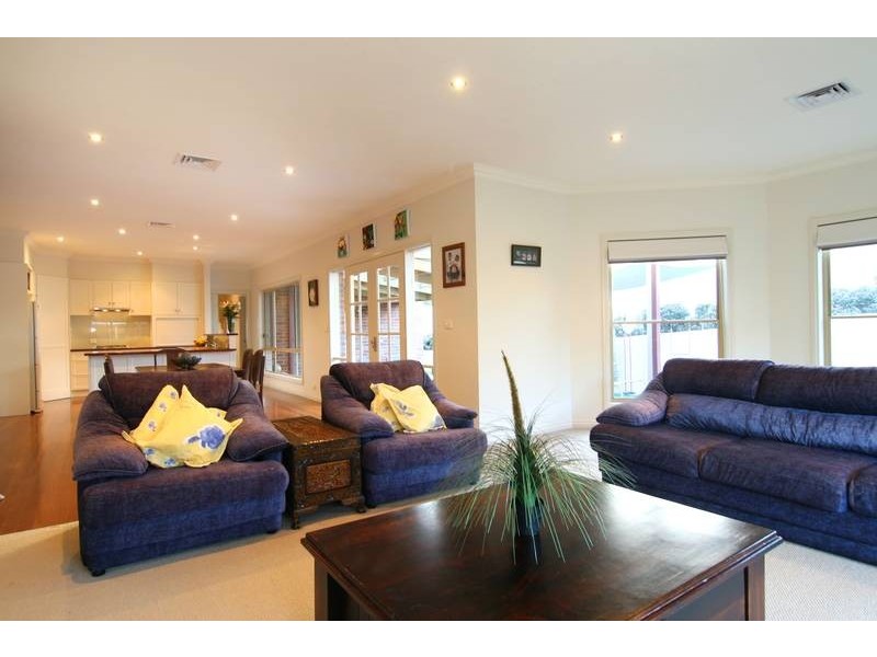 38 Kronk Street, Golden Square VIC 3555