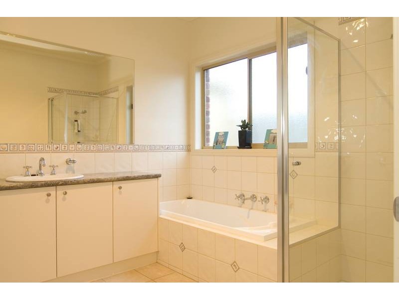 38 Kronk Street, Golden Square VIC 3555