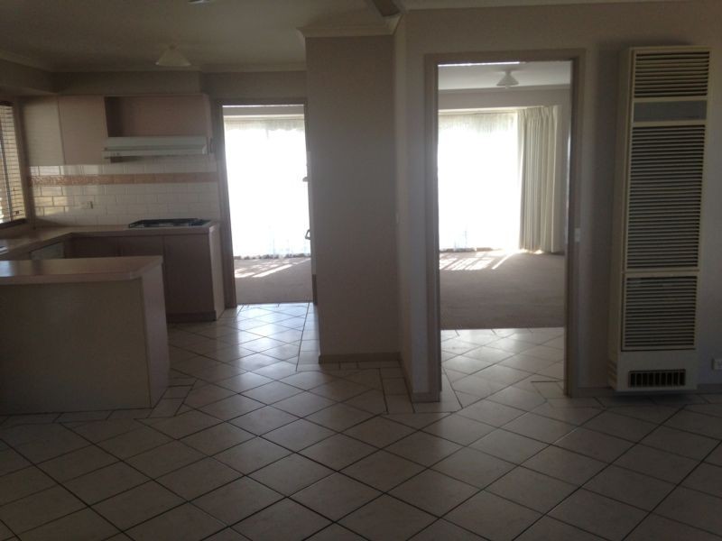 11 Sherwood Drive, Flora Hill VIC 3550