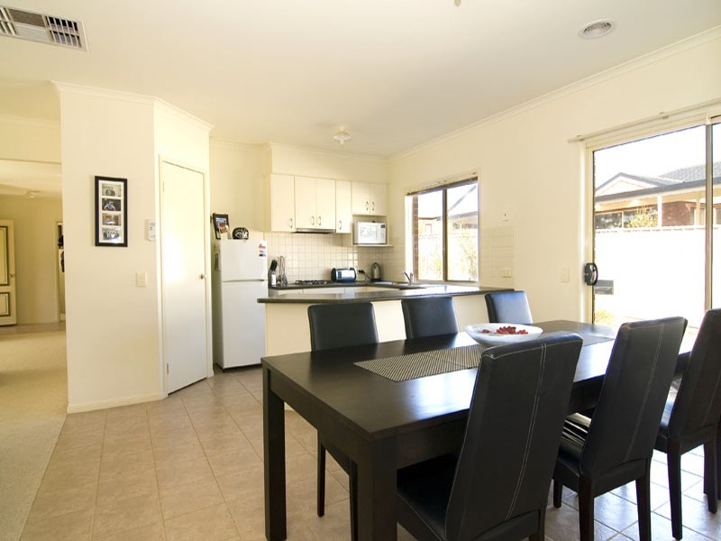 2 Goodenia Avenue, Kangaroo Flat VIC 3555