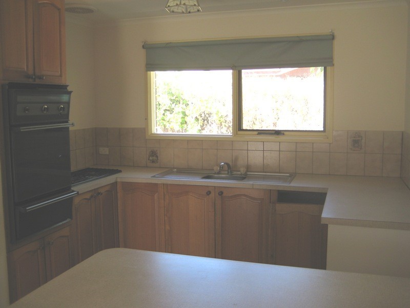 16 Peel Street, Quarry Hill VIC 3550
