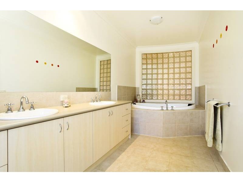 8 Figtree Lane, Strathdale VIC 3550