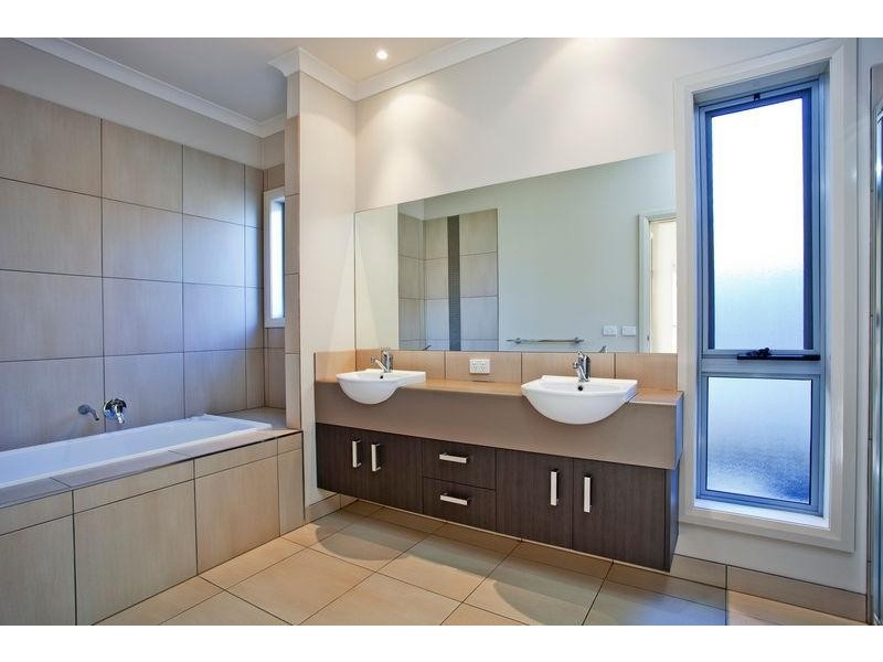 1A Willow Drive, Kennington VIC 3550