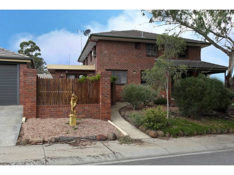 1/2 Heyington Place, Kennington VIC 3550