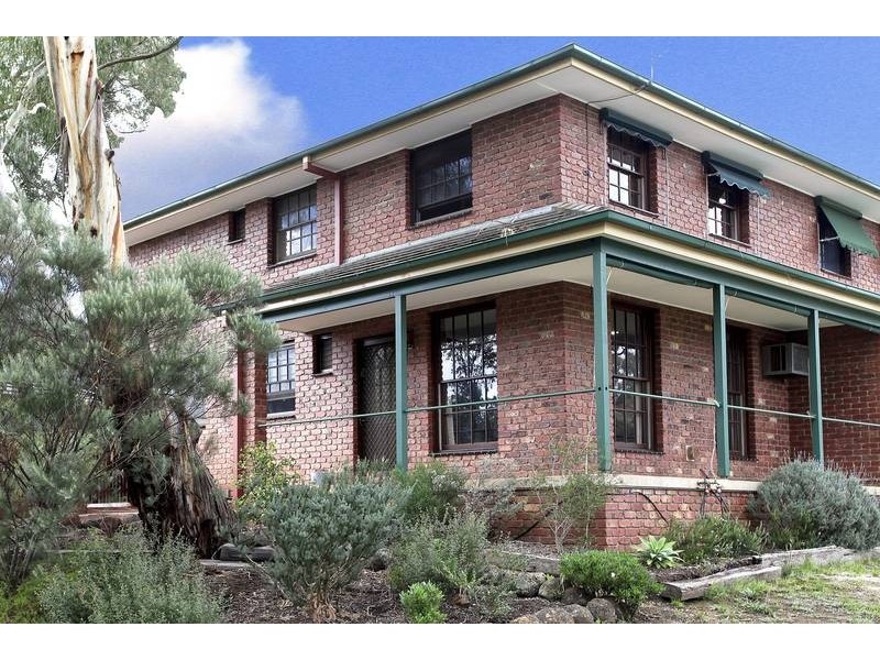 1/2 Heyington Place, Kennington VIC 3550