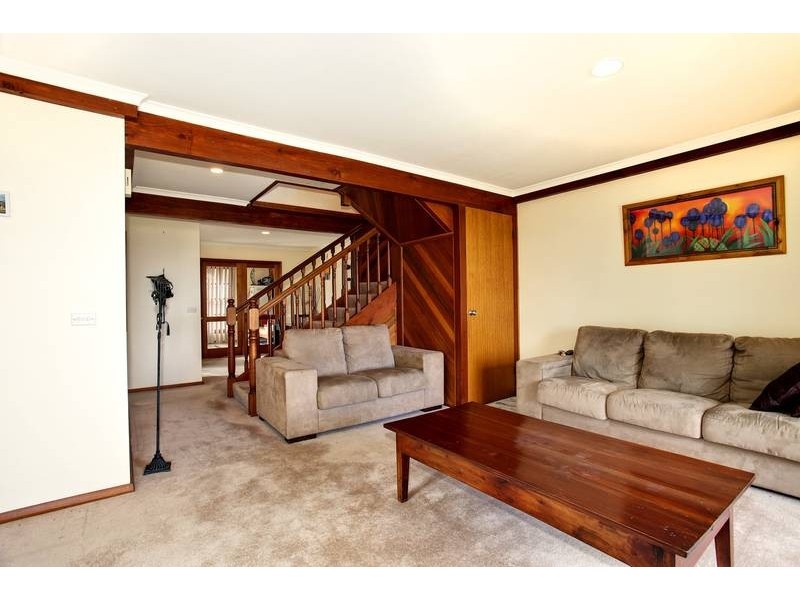 1/2 Heyington Place, Kennington VIC 3550