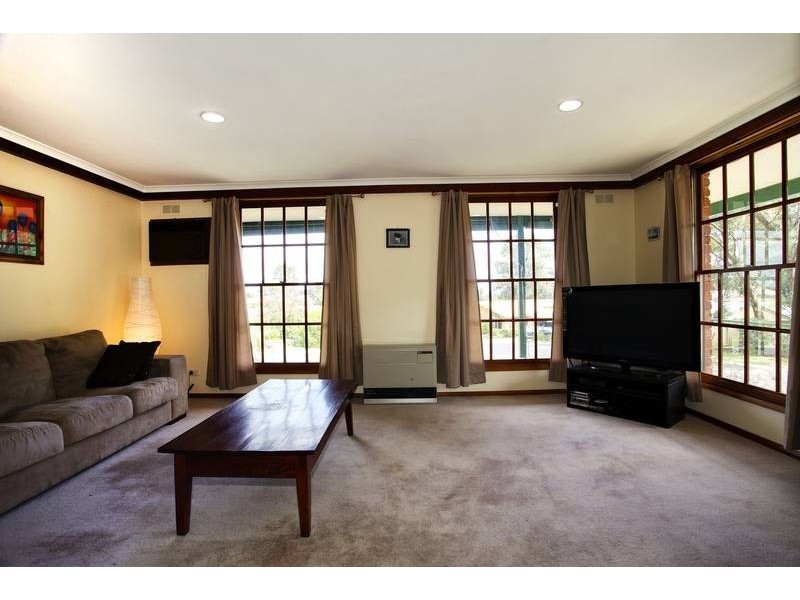 1/2 Heyington Place, Kennington VIC 3550
