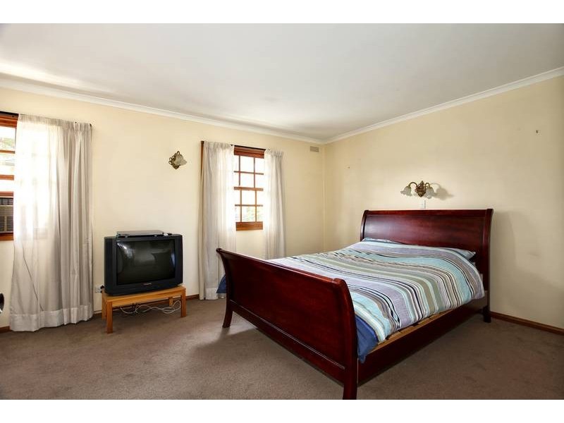 1/2 Heyington Place, Kennington VIC 3550