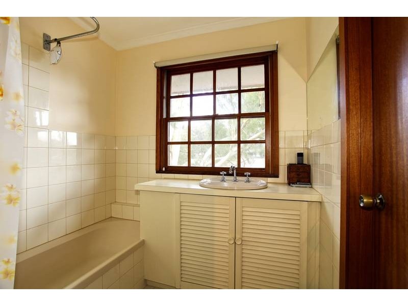 1/2 Heyington Place, Kennington VIC 3550