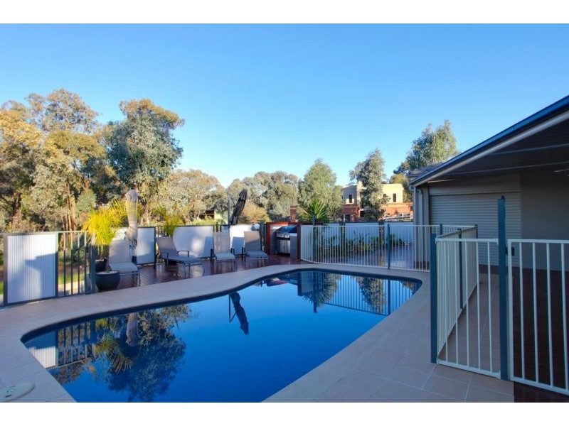 1 Claremont Terrace, Strathdale VIC 3550