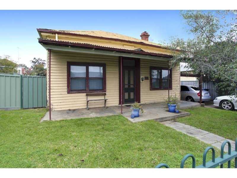 19 Little Breen Street, Quarry Hill VIC 3550