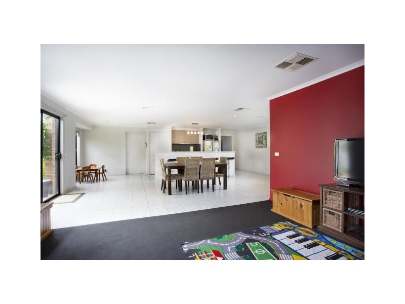 8 Lorikeet Avenue, Epsom VIC 3551