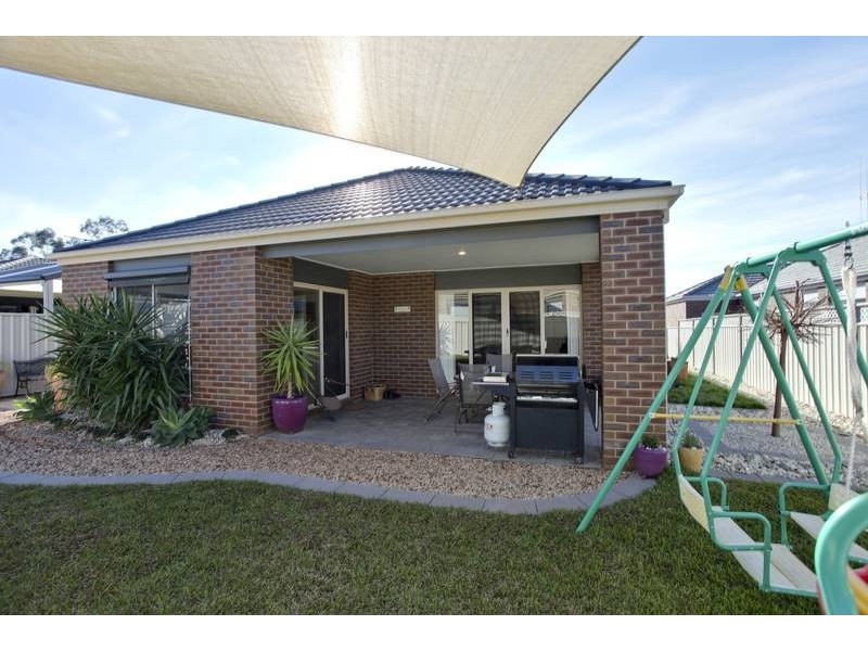 27 Greenview Circuit, Epsom VIC 3551