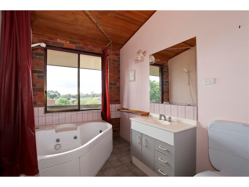 10 Balmoral Drive, Golden Square VIC 3555