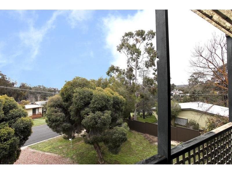 3 Moyna Drive, Spring Gully VIC 3550