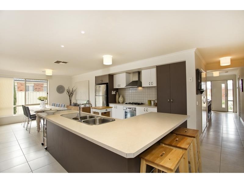 8 McConnachie Court, Epsom VIC 3551