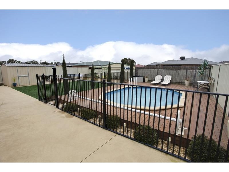 8 McConnachie Court, Epsom VIC 3551