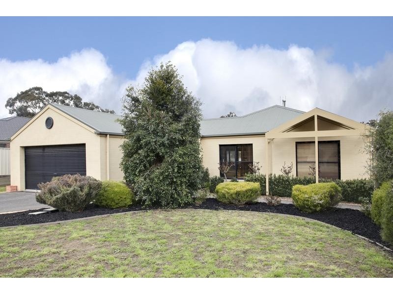 12 Parkside Boulevard, Strathdale VIC 3550