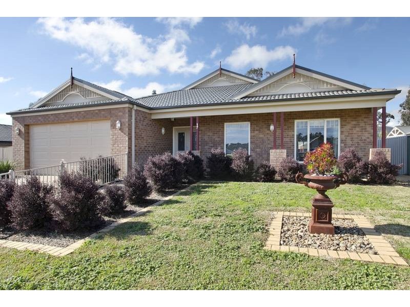 17 Lower Beckham Drive, Maiden Gully VIC 3551