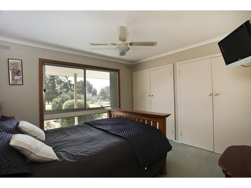 10 Cliff Avenue, Strathdale VIC 3550