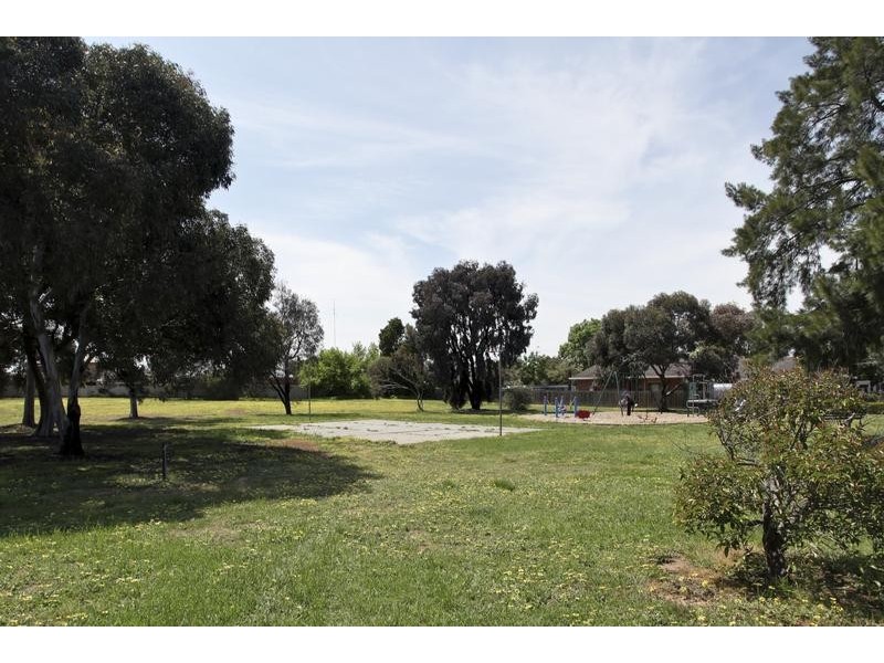 10 Cliff Avenue, Strathdale VIC 3550