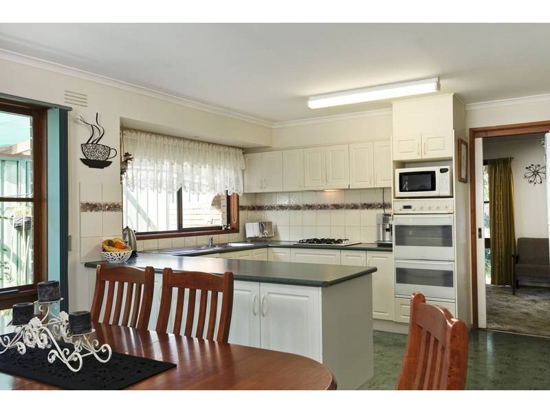 16 Herbert Avenue, Strathdale VIC 3550