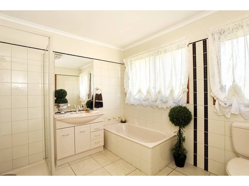 16 Herbert Avenue, Strathdale VIC 3550