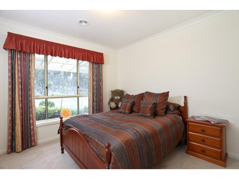 13 Kalinda Drive, Junortoun VIC 3551