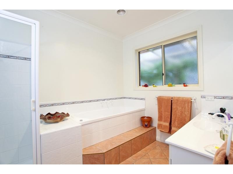 13 Kalinda Drive, Junortoun VIC 3551