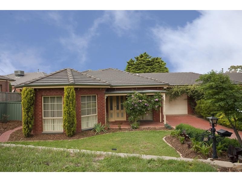 17 Harpin Place, Strathdale VIC 3550