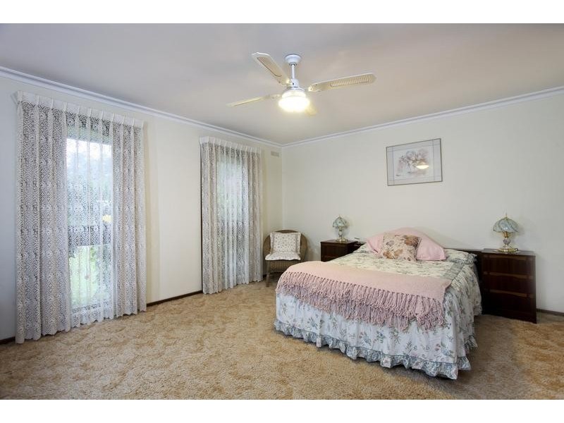 2/1 Nandina Court, Strathdale VIC 3550