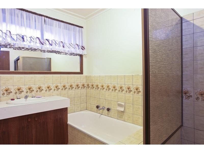 2/1 Nandina Court, Strathdale VIC 3550