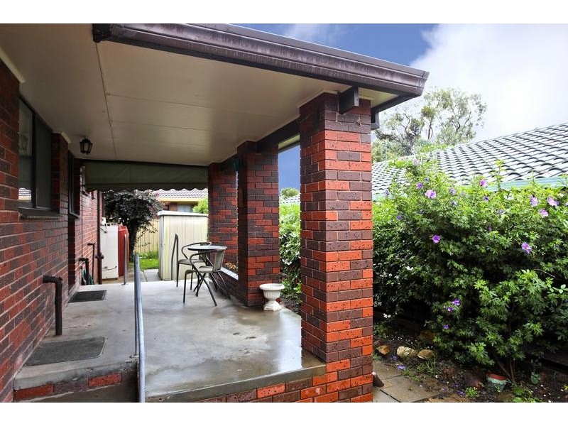 2/1 Nandina Court, Strathdale VIC 3550