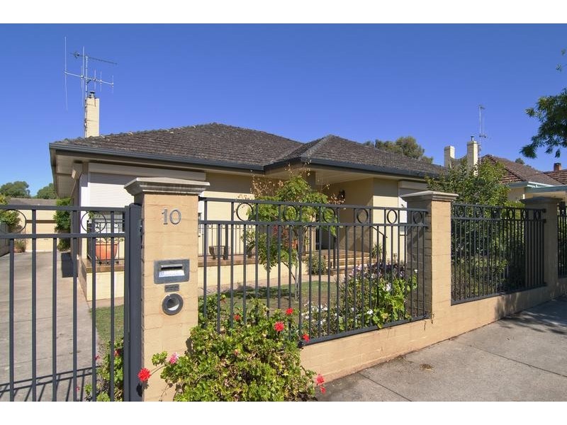 10 Putnam Avenue, Strathdale VIC 3550