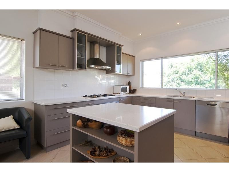 10 Putnam Avenue, Strathdale VIC 3550