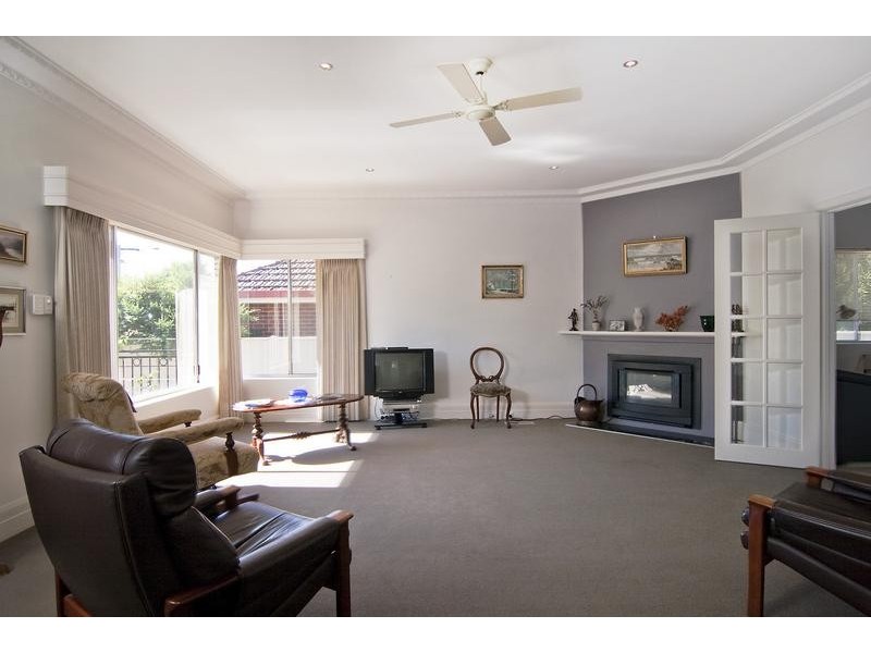 10 Putnam Avenue, Strathdale VIC 3550