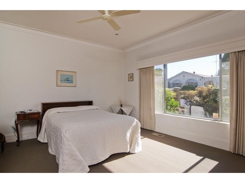 10 Putnam Avenue, Strathdale VIC 3550