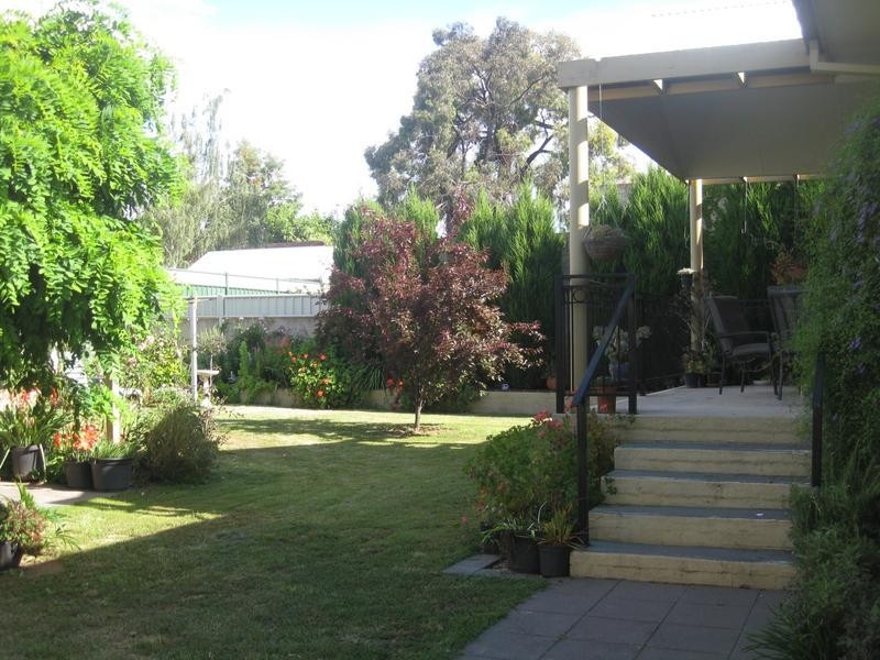 10 Putnam Avenue, Strathdale VIC 3550