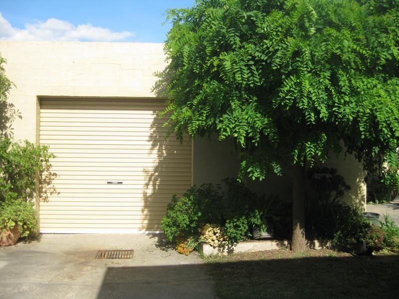 10 Putnam Avenue, Strathdale VIC 3550