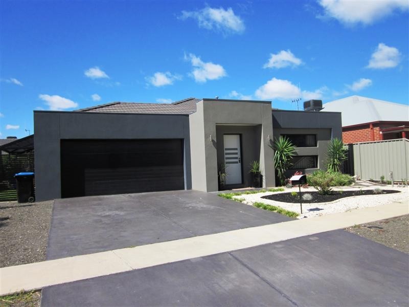 24 Waterview Drive, White Hills VIC 3550