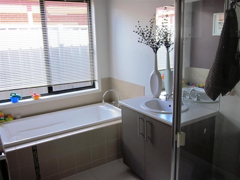 24 Waterview Drive, White Hills VIC 3550