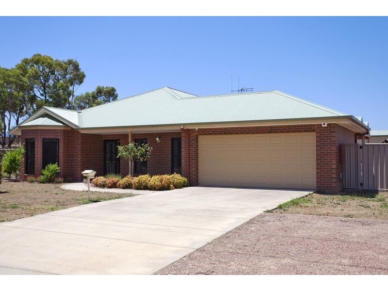 24 Bowles Road, Epsom VIC 3551