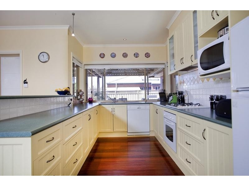 24 Bowles Road, Epsom VIC 3551