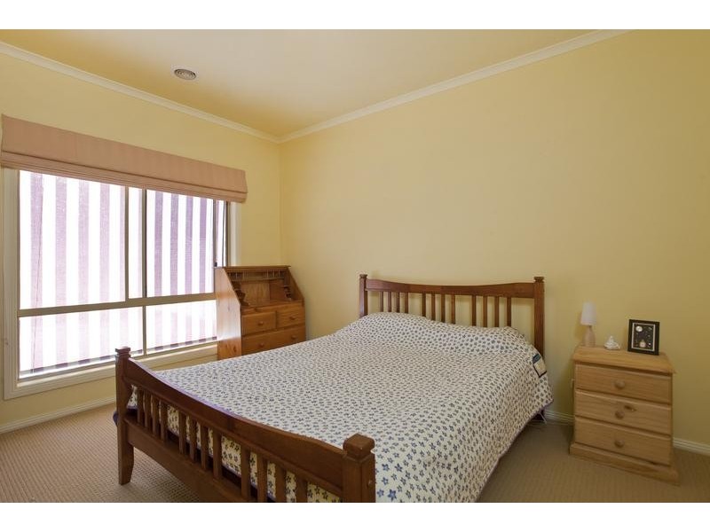 24 Bowles Road, Epsom VIC 3551